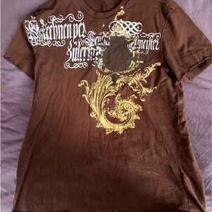 Brown Short Sleeve Graphic Tee with Gold Scroll Accent